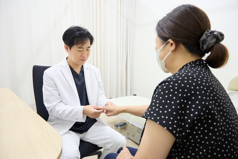 関節リウマチは、関節の痛みや腫れにとどまらず、全身の健康にも影響を及ぼす病気です