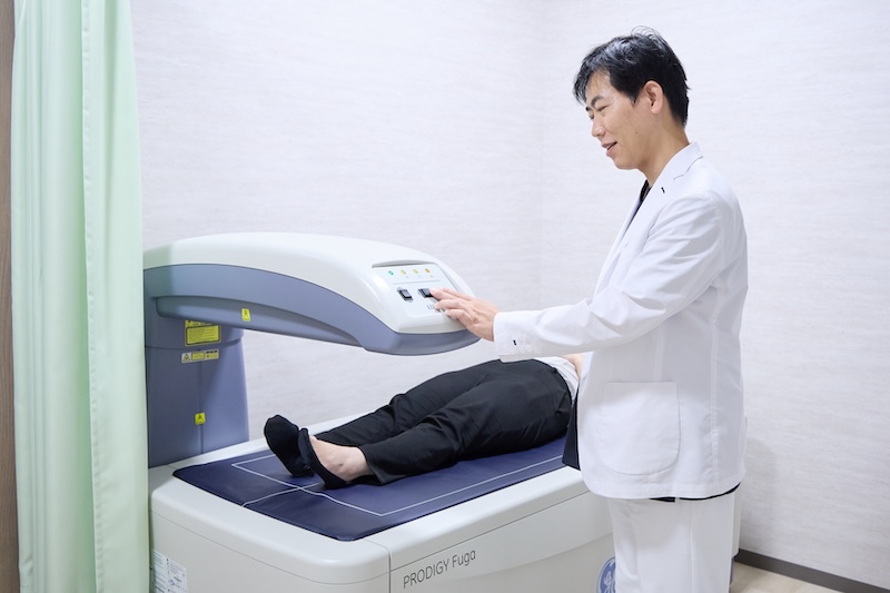 DEXA法による骨密度検査のイメージ