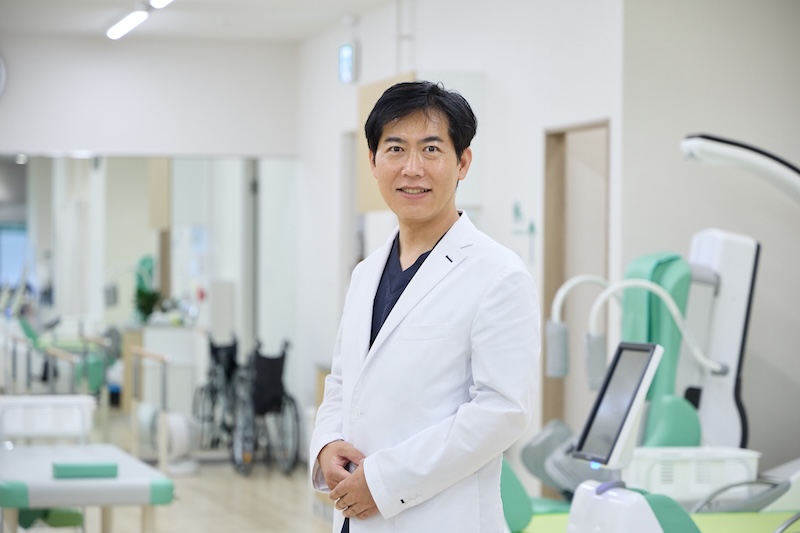 その手指の痛み、更年期のせいだと思っていませんか？関節リウマチとの見分け方