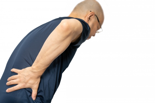 圧迫骨折による身長低下と円背のイメージ